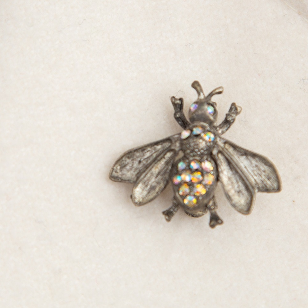 Antique look pewter neutral honey bee brooch with stones dainty unique style - Picture 4 of 5
